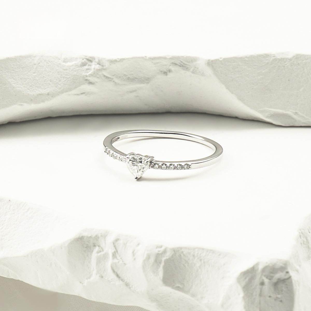Chic Iced Out Heart Ring Band D Color VVS Synthetic Moissanite S925 Women Ring Perfect for Engagement Wedding Anniversary Valentine's Day Gifts