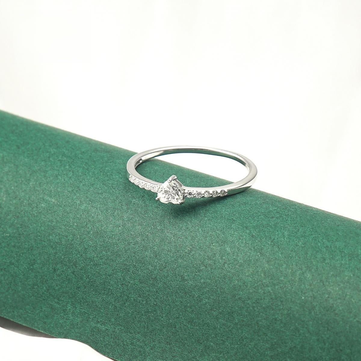 Chic Iced Out Heart Ring Band D Color VVS Synthetic Moissanite S925 Women Ring Perfect for Engagement Wedding Anniversary Valentine's Day Gifts