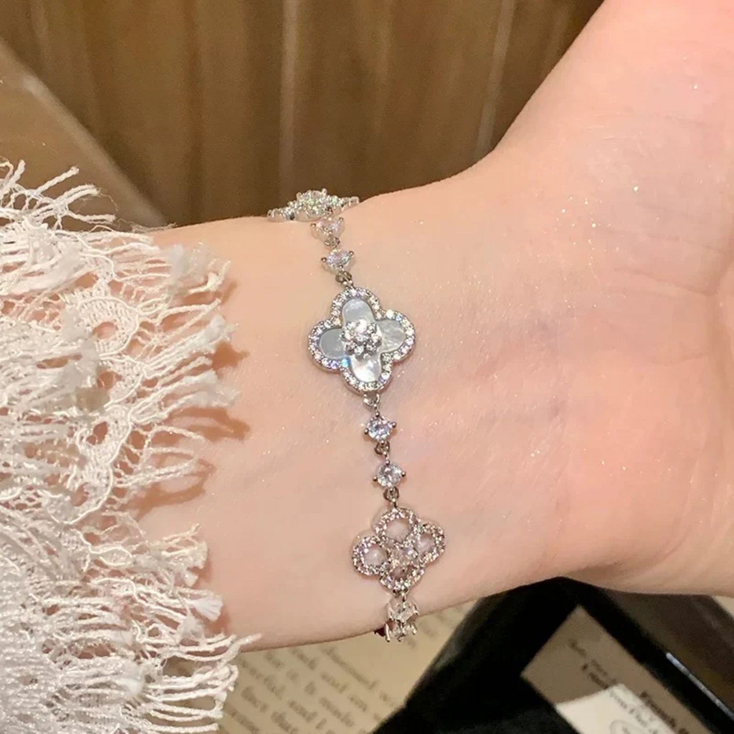 Vintage Clover Bracelet Pink Shell With Micro-Inlaid Zircon Hollow High-End Luxury Hand Jewelry For Women